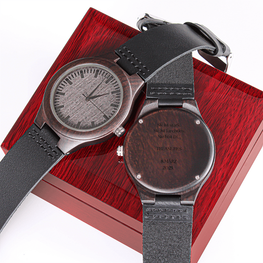 "100% vegane Uhr aus Sandelholz mit Gravur 'Fearless and Unstoppable', kombiniert mit veganem Lederband."