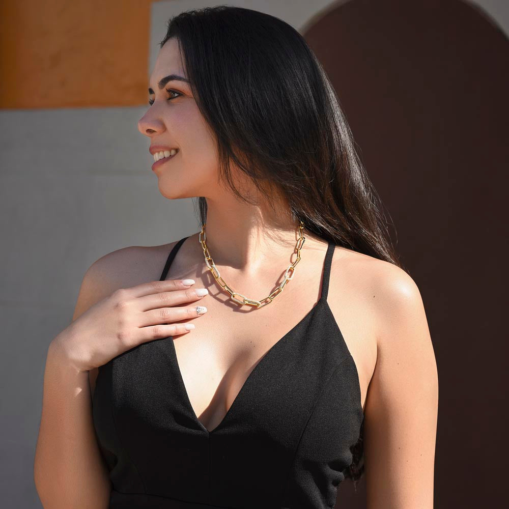 CZ Paperclip Chain mit 14k Gelbgold-Finish und 700 Zirkonia-Kristallen, modernes Statement-Schmuckstück, luxuriöses Geschenk für Frauen, LED-Luxusbox, treasures.ch
