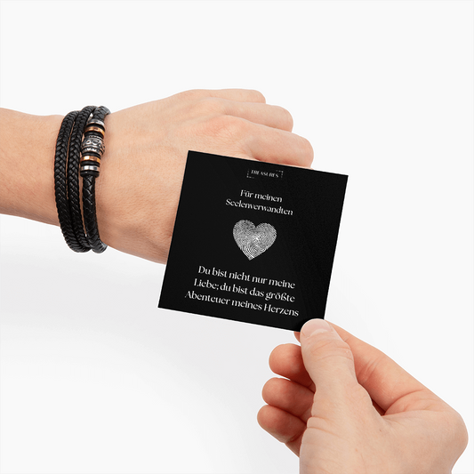 "Armband aus veganem Leder mit Gravur 'Love You Forever', geliefert in einer personalisierbaren Geschenkbox."

