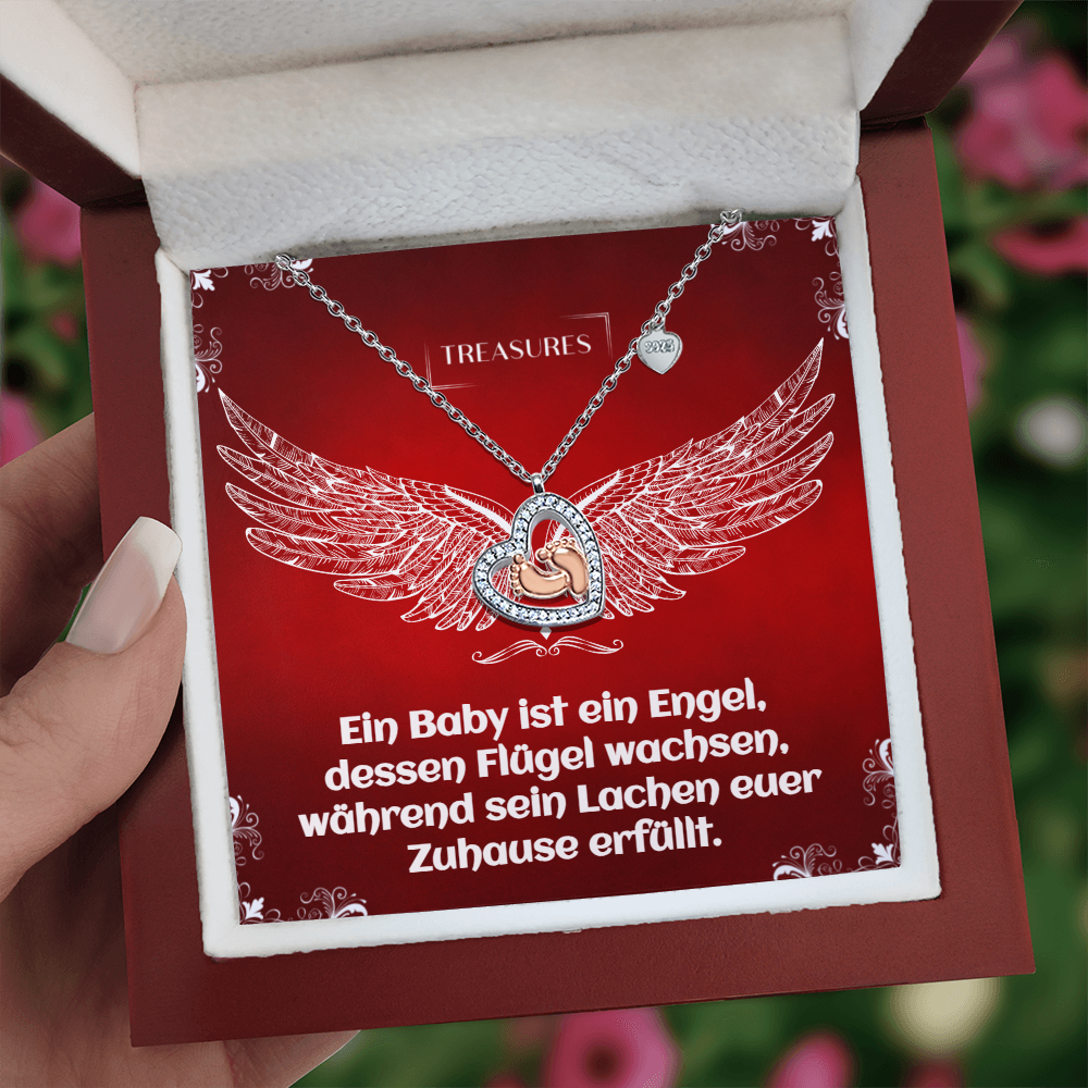 Herzförmige Halskette mit funkelnden Zirkonia und zarten roségoldenen Babyfüßchen – ein Symbol für Liebe, Familie und Neuanfänge.