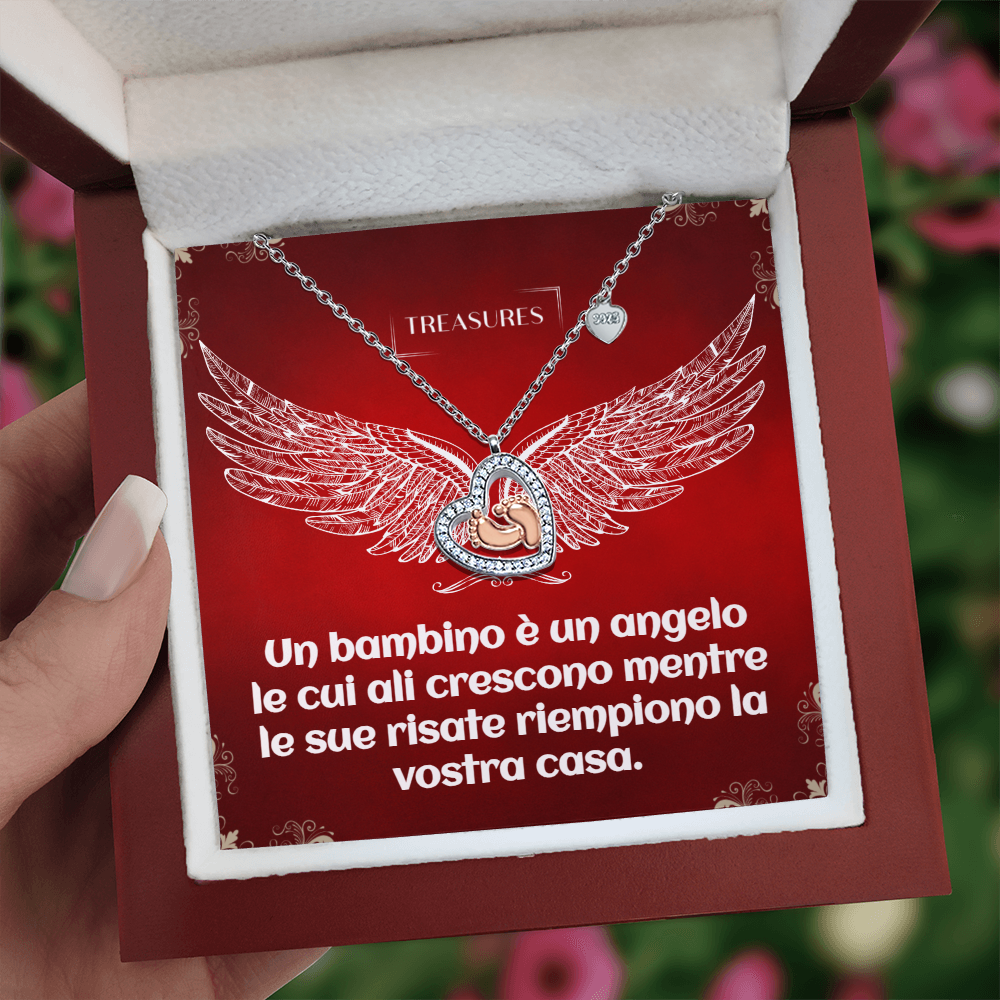 Collana a forma di cuore con zirconi cubici scintillanti e delicati piedini in oro rosa, simbolo di amore, famiglia e nuovi inizi.