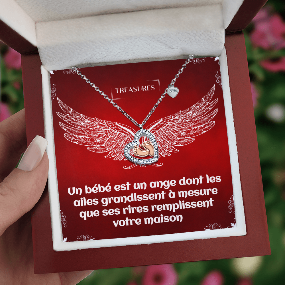 Collier en forme de cœur orné de zircons cubiques scintillants et de délicats petits pieds en or rose, symbole d’amour, de famille et de nouveaux départs.
