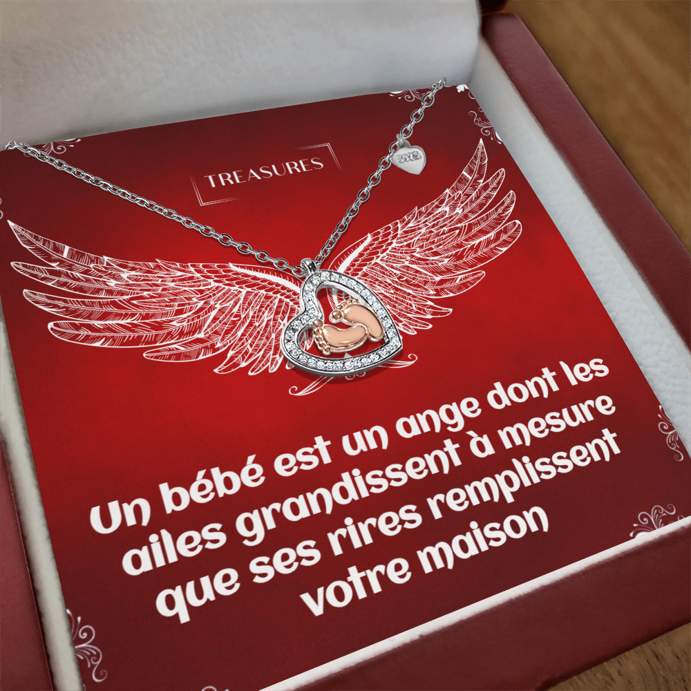 Collier en forme de cœur orné de zircons cubiques scintillants et de délicats petits pieds en or rose, symbole d’amour, de famille et de nouveaux départs.
