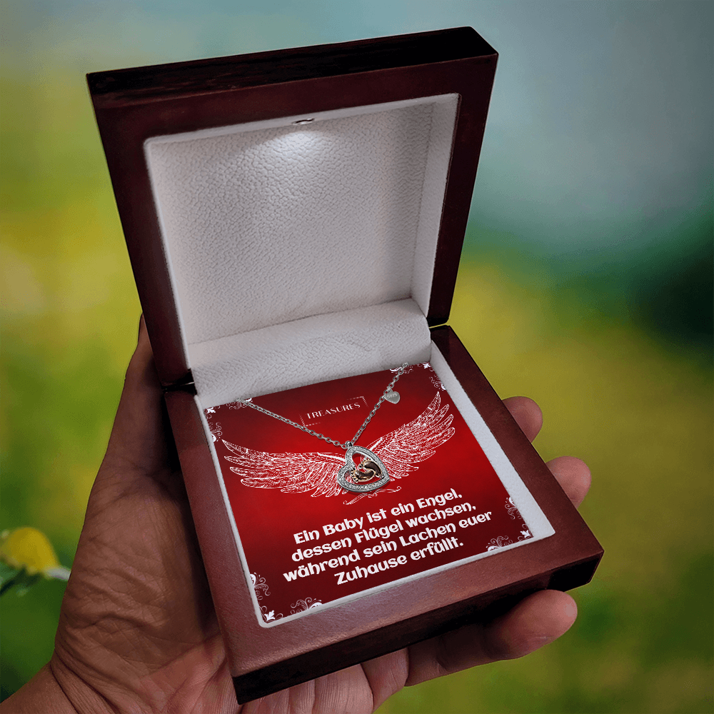 Herzförmige Halskette mit funkelnden Zirkonia und zarten roségoldenen Babyfüßchen – ein Symbol für Liebe, Familie und Neuanfänge.