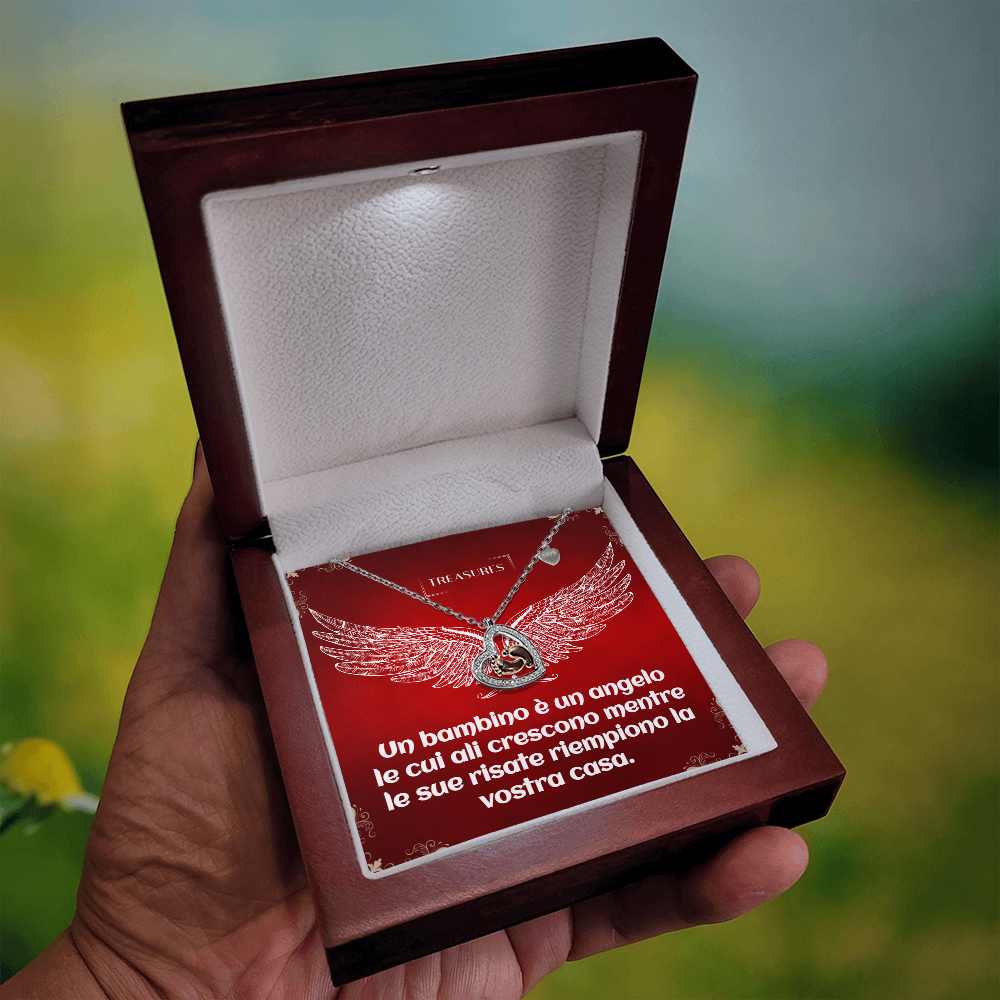 Collana a forma di cuore con zirconi cubici scintillanti e delicati piedini in oro rosa, simbolo di amore, famiglia e nuovi inizi.