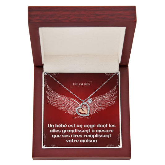 Collier en forme de cœur orné de zircons cubiques scintillants et de délicats petits pieds en or rose, symbole d’amour, de famille et de nouveaux départs.
